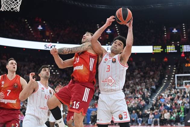 f l Johannes VOIGTMANN FCB ,Tomer GINAT Hapoel , Stefan JOVIC FCB ,Elijah BRYANT Hapoel , action,duel Basketball Euro League,season 2025 2026, FC Bayern Muenchen Hapoel Te Aviv on 23 12 2025, S A P G A R D EN