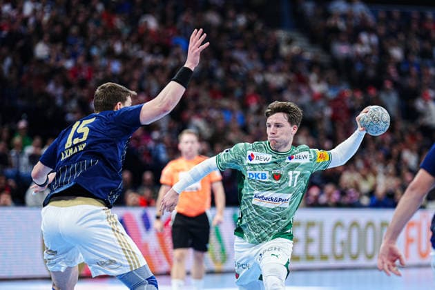 Throw Goal Nils Lichtlein Fuechse Berlin, 17 GER, Handball Sport Verein Hamburg vs Fuechse Berlin, Handball, 1 Bundesliga, Matchday 24, Season 2025 2026, 23 12 2025 GER, Handball Sport Verein Hamburg vs Fuechse Berlin, Handball, 1 Bundesliga, Matchday 24, Season 2025 2026, 23 12 2025 Hamburg Copyright: xEibner-Pressefoto MarcelxvonxFehrnx EP_MFN