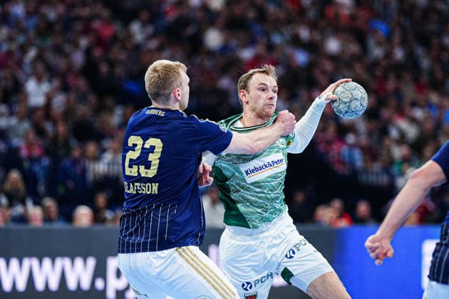 Einar Olafsson Handball Sport Verein Hamburg, 23 , Mathias Gidsel Fuechse Berlin, 19 GER, Handball Sport Verein Hamburg vs Fuechse Berlin, Handball, 1 Bundesliga, Matchday 24, Season 2025 2026, 23 12 2025 GER, Handball Sport Verein Hamburg vs Fuechse Berlin, Handball, 1 Bundesliga, Matchday 24, Season 2025 2026, 23 12 2025 Hamburg Copyright: xEibner-Pressefoto MarcelxvonxFehrnx EP_MFN