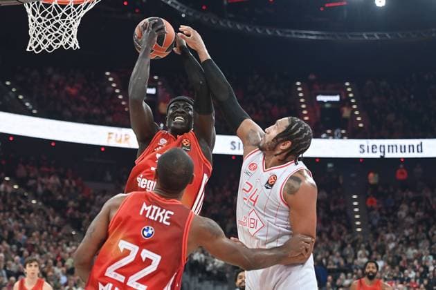 Wenyen GABRIEL FCB , action,duel against Ish WAINRIGHT Hapoel Basketball Euro League,season 2025 2026, FC Bayern Muenchen Hapoel Te Aviv on 23 12 2025, S A P G A R D EN