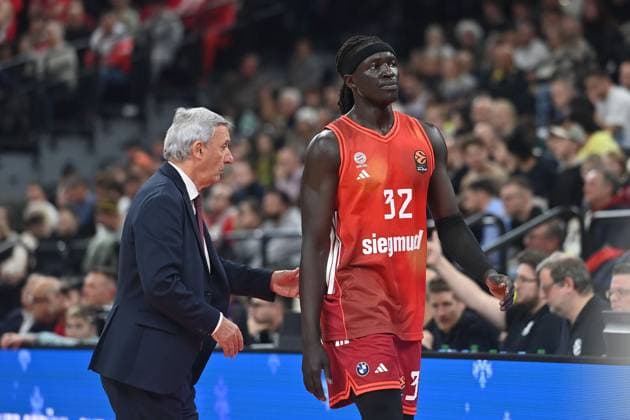 Coach Svetislav PESIC FCB with Wenyen GABRIEL FCB , Basketball Euro League,Season 2025 2026, FC Bayern Muenchen Hapoel Te Aviv on 23 12 2025, S A P G A R D EN