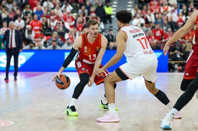 Andreas Obst FC Bayern Basketball, 13 with Collin Malcolm Hapoel IBI Tel Aviv, 17 , GER, FC Bayern Basketball vs Hapoel Tel Aviv, Basketball, Euroleague, Matchday 18, Season 2025 2026, 23 12 2025, GER, FC Bayern Basketball vs Hapoel Tel Aviv, Basketball, Euroleague, Matchday 18, Season 2025 2026, 23 12 2025 Munich Copyright: xEibner-Pressefoto JennixMaulx EP_JML