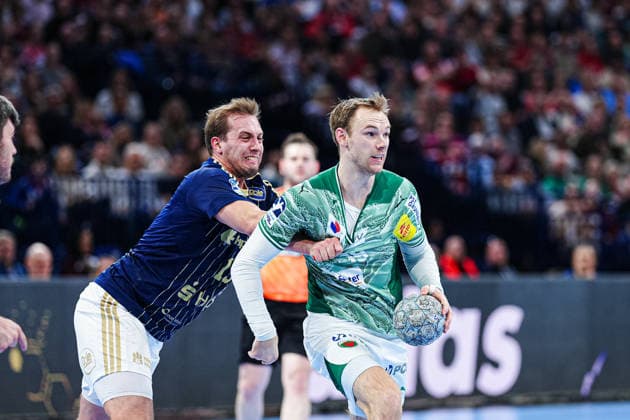 Niklas Weller Handball Sport Verein Hamburg, 13 , Mathias Gidsel Fuechse Berlin, 19 GER, Handball Sport Verein Hamburg vs Fuechse Berlin, Handball, 1 Bundesliga, Matchday 24, Season 2025 2026, 23 12 2025 GER, Handball Sport Verein Hamburg vs Fuechse Berlin, Handball, 1 Bundesliga, Matchday 24, Season 2025 2026, 23 12 2025 Hamburg Copyright: xEibner-Pressefoto MarcelxvonxFehrnx EP_MFN