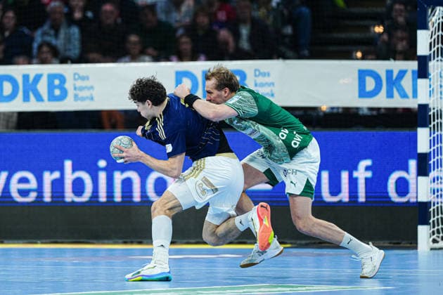 Elias Kofler Handball Sport Verein Hamburg, 06 , Max Darj Fuechse Berlin, 05 GER, Handball Sport Verein Hamburg vs Fuechse Berlin, Handball, 1 Bundesliga, Matchday 24, Season 2025 2026, 23 12 2025 GER, Handball Sport Verein Hamburg vs Fuechse Berlin, Handball, 1 Bundesliga, Matchday 24, Season 2025 2026, 23 12 2025 Hamburg Copyright: xEibner-Pressefoto MarcelxvonxFehrnx EP_MFN