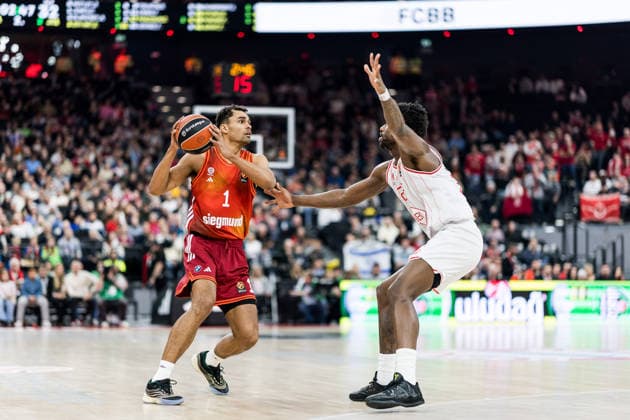 MUNICH, GERMANY - DECEMBER 23: Oscar da Silva (FC Bayern Muenchen, 1) controls the ball against Dan Oturu (Hapoel IBI Tel Aviv, 25) during the Turkish Airlines EuroLeague match between FC Bayern Muenchen vs. Hapoel IBI Tel Aviv at SAP Garden on round 18 of Turkish Airlines EuroLeague on December 23, 2025 in Munich, Germany. Bavaria Germany Copyright: xSteffiexWunderlx