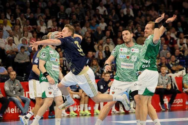 Photo Goal throw from Moritz SAUTER against Max DARJ Füchse , right Handball Men 1 Bundesliga on Tue 23 12 2025 HSV Handball Füchse Berlin