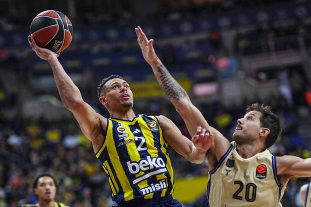 Fenerbahce Beko v Barcelona - EuroLeague ISTANBUL, TURKIYE - DECEMBER 23: Wade Baldwin (2) of Fenerbahce Beko in action against Nicolas Laprovittola (20) of Barcelona during EuroLeague week 18 basketball match between Fenerbahce Beko and Barcelona at Ulker Sports and Event Hall in Istanbul, Turkiye on December 23, 2025. Agit Erdi Ulukaya Anadolu Istanbul Turkey. Editorial use only. Please get in touch for any other usage.  Copyright: x2025xAnadoluxAgitxErdixUlukayax