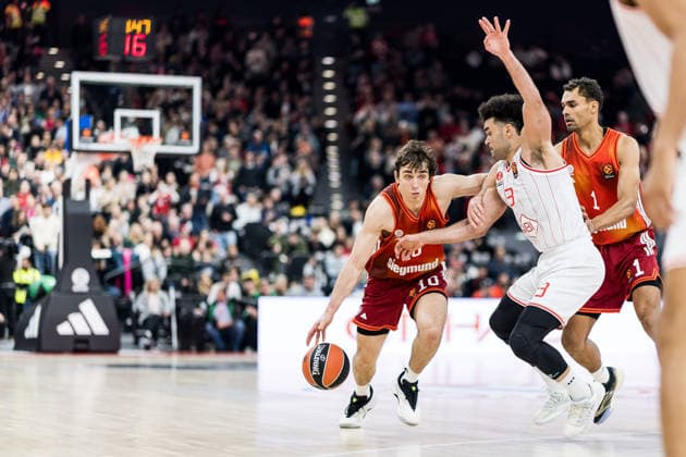 MUNICH, GERMANY - DECEMBER 23: Justinian Jessup (FC Bayern Muenchen, 10) controls the ball against Elijah Bryant (Hapoel IBI Tel Aviv, 3) during the Turkish Airlines EuroLeague match between FC Bayern Muenchen vs. Hapoel IBI Tel Aviv at SAP Garden on round 18 of Turkish Airlines EuroLeague on December 23, 2025 in Munich, Germany. Bavaria Germany Copyright: xSteffiexWunderlx