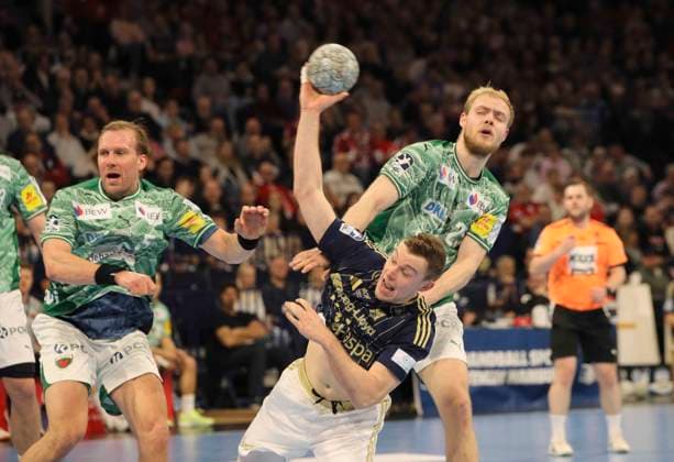 Photo Goal throw from Moritz SAUTER HSV against Matthes Langhoff Füchse and left Max DARJ Füchse Handball Men 1 Bundesliga on Tue 23 12 2025 HSV Handball Füchse Berlin