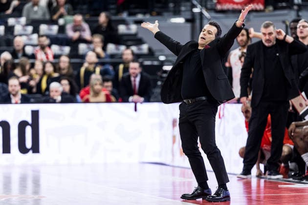MUNICH, GERMANY - DECEMBER 23: Dimitris Itoudis (Head Coach Hapoel IBI Tel Aviv) gestures during the Turkish Airlines EuroLeague match between FC Bayern Muenchen vs. Hapoel IBI Tel Aviv at SAP Garden on round 18 of Turkish Airlines EuroLeague on December 23, 2025 in Munich, Germany. Bavaria Germany Copyright: xSteffiexWunderlx