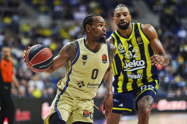 Fenerbahce Beko v Barcelona - EuroLeague ISTANBUL, TURKIYE - DECEMBER 23: Khem Birch (92) of Fenerbahce Beko in action against Kevin Punter (0) of Barcelona during EuroLeague week 18 basketball match between Fenerbahce Beko and Barcelona at Ulker Sports and Event Hall in Istanbul, Turkiye on December 23, 2025. Agit Erdi Ulukaya Anadolu Istanbul Turkey. Editorial use only. Please get in touch for any other usage.  Copyright: x2025xAnadoluxAgitxErdixUlukayax