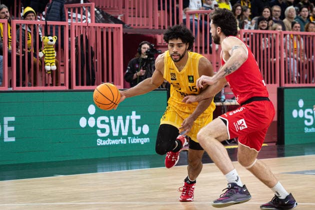 Tigers Tuebingen Artland Dragons, Herren, 2 Bundesliga, Barmer 2 Basketball Bundesliga, pro A, 14 Spieltag, Spielzeit 2025 2026, 23 12 2025 Patrick Emilien Tigers Tuebingen, 15 on the way to the basket against Amir Hinton Artland Dragons, 03
