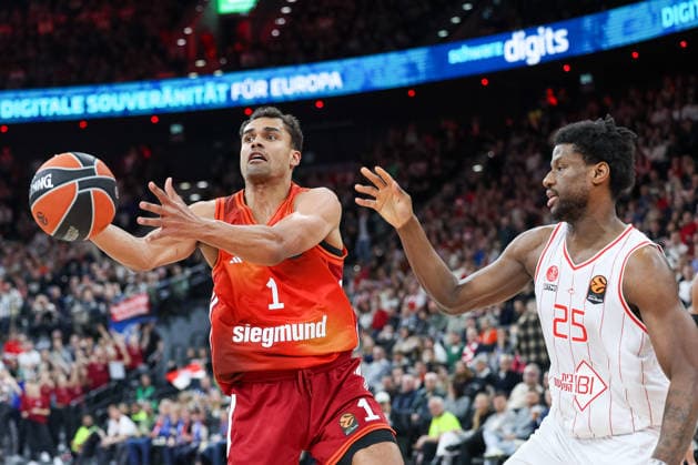 Oscar da Silva FC Bayern Basketball, 01 with Dan Oturu Hapoel IBI Tel Aviv, 25 , GER, FC Bayern Basketball vs Hapoel Tel Aviv, Basketball, Euroleague, Matchday 18, Season 2025 2026, 23 12 2025, GER, FC Bayern Basketball vs Hapoel Tel Aviv, Basketball, Euroleague, Matchday 18, Season 2025 2026, 23 12 2025 Munich Copyright: xEibner-Pressefoto JennixMaulx EP_JML