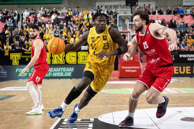 Tigers Tuebingen Artland Dragons, Herren, 2 Bundesliga, Barmer 2 Basketball Bundesliga, pro A, 14 Spieltag, Spielzeit 2025 2026, 23 12 2025 Melkisedek Moreaux Tigers Tuebingen, 23 on the way to the basket against Ben Burnham Artland Dragons, 25