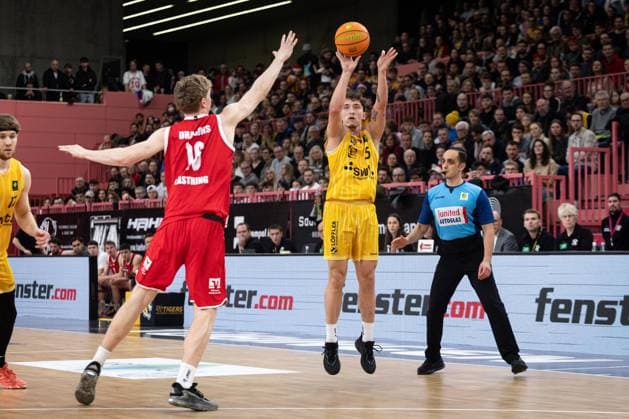 Tigers Tuebingen Artland Dragons, Herren, 2 Bundesliga, Barmer 2 Basketball Bundesliga, pro A, 14 Spieltag, Spielzeit 2025 2026, 23 12 2025 Kaya Bayram Tigers Tuebingen, 05 beim Dreier gegen Fynn Lastring Artland Dragons, 16