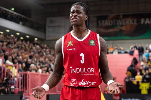 Tigers Tuebingen Artland Dragons, Herren, 2 Bundesliga, Barmer 2 Basketball Bundesliga, pro A, 14 Spieltag, Spielzeit 2025 2026, 23 12 2025 Amir Hinton Artland Dragons, 03 looks confused towards the referee
