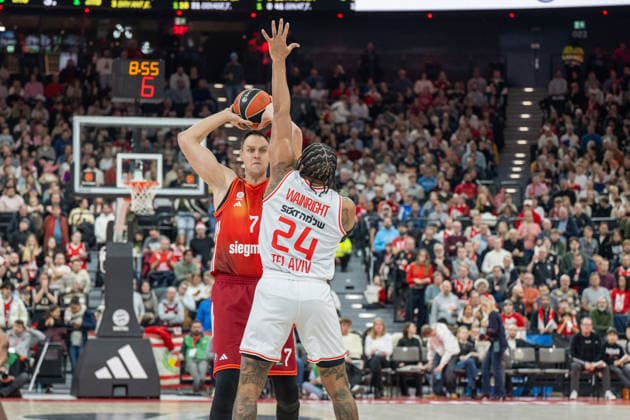 Johannes Voigtmann 7 FC Bayern Basketball , Ish Wainright 24 Hapoel IBI Tel Aviv , FC Bayern Basketball vs Hapoel IBI Tel Aviv, EuroLeague 18 Matchday, 23 12 2025 Munich Bavaria Germany Copyright: xkolbert-press UlrichxGamelx