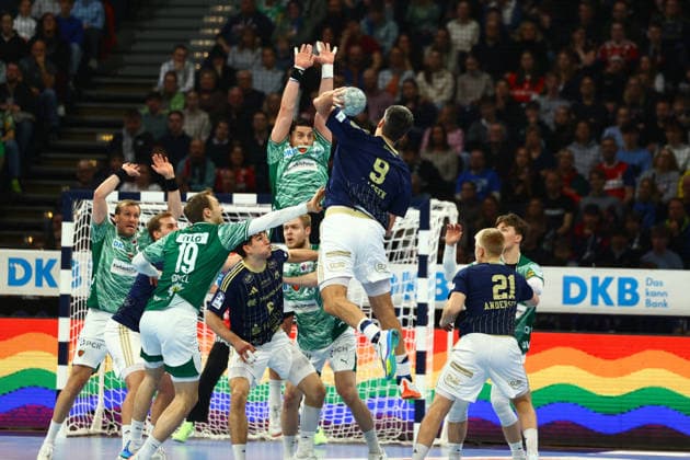 Handball I Men I Season 2025 2026 I Bundesliga I 24 Matchday I HSV Hamburg Füchse Berlin I 23 12 2025 Mathias Gidsel 19, Füchse Berlin Jacob Lassen 9, HSV Hamburg beim Wurf Hamburg Barclaycard Arena Hamburg Germany Copyright: xLobeca RalfxHomburgx