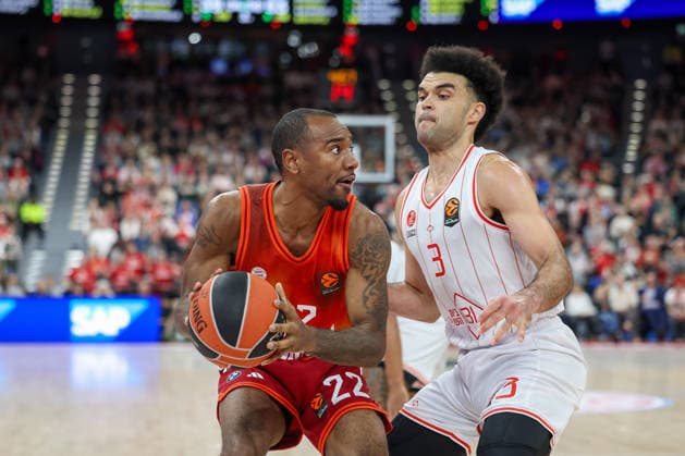 Isiaha Mike FC Bayern Basketball, 22 with Elijah Bryant Hapoel IBI Tel Aviv, 03 , GER, FC Bayern Basketball vs Hapoel Tel Aviv, Basketball, Euroleague, Matchday 18, Season 2025 2026, 23 12 2025, GER, FC Bayern Basketball vs Hapoel Tel Aviv, Basketball, Euroleague, Matchday 18, Season 2025 2026, 23 12 2025 Munich Copyright: xEibner-Pressefoto JennixMaulx EP_JML