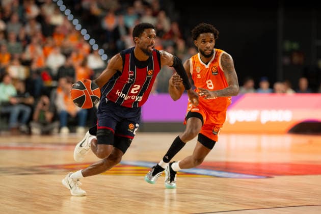 EuroLeague Round 18 Kobi Simmons Kosner Baskonia Vitoria Gasteiz (L) and Jean Montero of Valencia Basket (R) seen in action during the EuroLeague Round 18 match between Valencia Basket and Kosner Baskonia Vitoria Gasteiz at Roig Arena, (Valencia ) on December 23, 2025. Copyright: xVicentexVidalxFernandezx