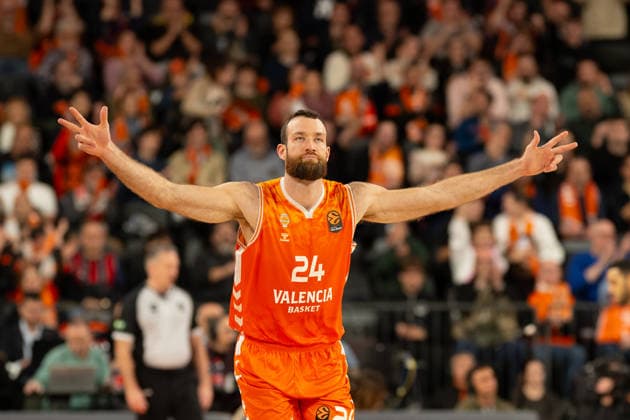 EuroLeague Round 18 Matt Costello of Valencia Basket seen in action during the EuroLeague Round 18 match between Valencia Basket and Kosner Baskonia Vitoria Gasteiz at Roig Arena, (Valencia ) on December 23, 2025. Copyright: xVicentexVidalxFernandezx