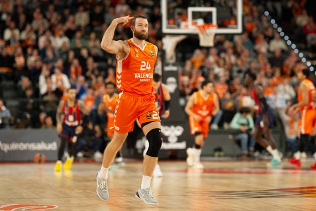 EuroLeague Round 18 Matt Costello of Valencia Basket seen in action during the EuroLeague Round 18 match between Valencia Basket and Kosner Baskonia Vitoria Gasteiz at Roig Arena, (Valencia ) on December 23, 2025. Copyright: xVicentexVidalxFernandezx