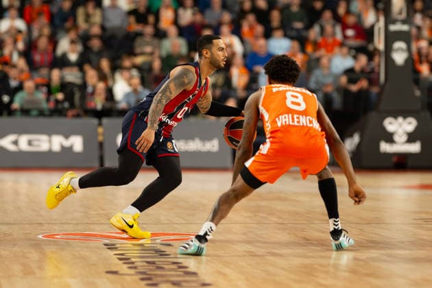 EuroLeague Round 18 Markus Howards Kosner Baskonia Vitoria Gasteiz (L) and Jean Montero of Valencia Basket (R) seen in action during the EuroLeague Round 18 match between Valencia Basket and Kosner Baskonia Vitoria Gasteiz at Roig Arena, (Valencia ) on December 23, 2025. Copyright: xVicentexVidalxFernandezx