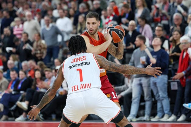 Stefan Jovic FC Bayern Basketball, 16 with Chris Jones Hapoel IBI Tel Aviv, 01 , GER, FC Bayern Basketball vs Hapoel Tel Aviv, Basketball, Euroleague, Matchday 18, Season 2025 2026, 23 12 2025, GER, FC Bayern Basketball vs Hapoel Tel Aviv, Basketball, Euroleague, Matchday 18, Season 2025 2026, 23 12 2025 Munich Copyright: xEibner-Pressefoto JennixMaulx EP_JML