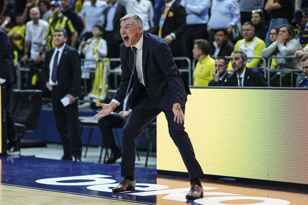 Fenerbahce Beko v Barcelona - EuroLeague ISTANBUL, TURKIYE - DECEMBER 23: Head Coach of Fenerbahce Beko Sarunas Jasikevicius follows the EuroLeague week 18 basketball match between Fenerbahce Beko and Barcelona at Ulker Sports and Event Hall in Istanbul, Turkiye on December 23, 2025. Agit Erdi Ulukaya Anadolu Istanbul Turkey. Editorial use only. Please get in touch for any other usage.  Copyright: x2025xAnadoluxAgitxErdixUlukayax