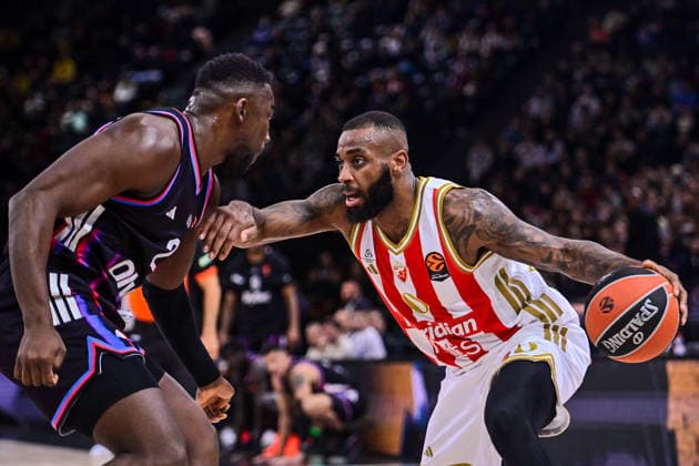 BASKET : Paris Basket vs Etoile Rouge Belgrade - Euroleague - 23 12 2025 YAKUBA OUATTARA ( 24 - Paris Basket ) and CODI MILLER MCINTYRE ( 0 - Crvena Zvezda Meridianbet Belgrade ) during the Euroleague match between Paris Basketball and Crvena Zvezda Meridianbet Belgrade at Accor Arena on December 23, 2025 in Paris, France. ( Photo by Federico Pestellini PSNewz ) - ParisFrance  Copyright: xFedericoxPestellinix