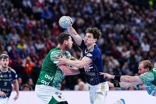 Mijajlo Marsenic Fuechse Berlin, 93 , Elias Kofler Handball Sport Verein Hamburg, 06 GER, Handball Sport Verein Hamburg vs Fuechse Berlin, Handball, 1 Bundesliga, Matchday 24, Season 2025 2026, 23 12 2025 GER, Handball Sport Verein Hamburg vs Fuechse Berlin, Handball, 1 Bundesliga, Matchday 24, Season 2025 2026, 23 12 2025 Hamburg Copyright: xEibner-Pressefoto MarcelxvonxFehrnx EP_MFN