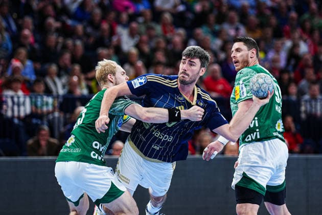 Throw Goal Jacob Lassen Handball Sport Verein Hamburg, 09 GER, Handball Sport Verein Hamburg vs Fuechse Berlin, Handball, 1 Bundesliga, Matchday 24, Season 2025 2026, 23 12 2025 GER, Handball Sport Verein Hamburg vs Fuechse Berlin, Handball, 1 Bundesliga, Matchday 24, Season 2025 2026, 23 12 2025 Hamburg Copyright: xEibner-Pressefoto MarcelxvonxFehrnx EP_MFN