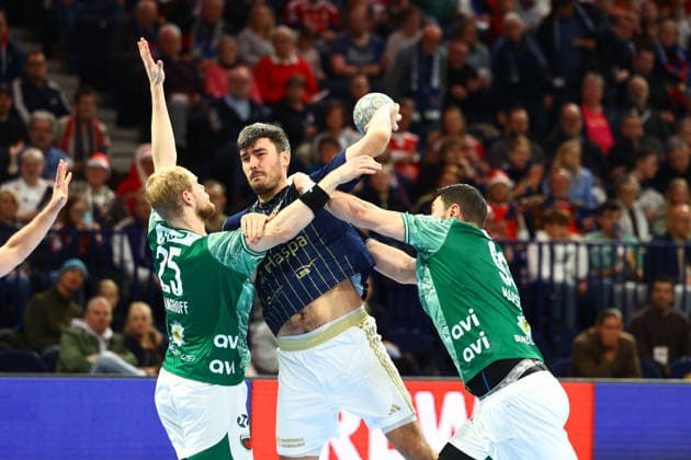 Handball I Men I Season 2025 2026 I Bundesliga I 24 Matchday I HSV Hamburg Füchse Berlin I 23 12 2025 Matthes Langhoff 25, Füchse Berlin Jacob Lassen 9, HSV Hamburg Hamburg Barclaycard Arena Hamburg Germany Copyright: xLobeca RalfxHomburgx