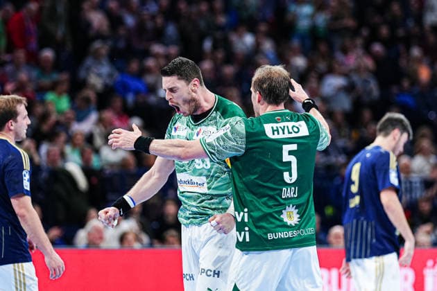 Mijajlo Marsenic Fuechse Berlin, 93 and Max Darj Fuechse Berlin, 05 cheers after victory end of match GER, Handball Sport Verein Hamburg vs Fuechse Berlin, Handball, 1 Bundesliga, Matchday 24, Season 2025 2026, 23 12 2025 GER, Handball Sport Verein Hamburg vs Fuechse Berlin, Handball, 1 Bundesliga, Matchday 24, Season 2025 2026, 23 12 2025 Hamburg Copyright: xEibner-Pressefoto MarcelxvonxFehrnx EP_MFN