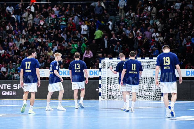 Handball Sport Verein Hamburg enttaeuscht enttaeuschung nach Niederlage GER, Handball Sport Verein Hamburg vs Fuechse Berlin, Handball, 1 Bundesliga, Matchday 24, Season 2025 2026, 23 12 2025 GER, Handball Sport Verein Hamburg vs Fuechse Berlin, Handball, 1 Bundesliga, Matchday 24, Season 2025 2026, 23 12 2025 Hamburg Copyright: xEibner-Pressefoto MarcelxvonxFehrnx EP_MFN