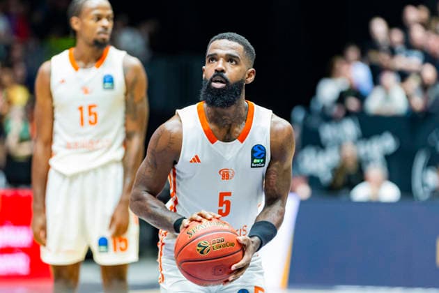 23 12 2025, xomx, Basketball EuroCup, Niners Chemnitz Besiktas JK Istanbul v l Corey Davis Jr Niners Chemnitz on the ball Chemnitz
