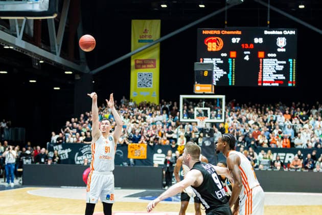 23 12 2025, xomx, Basketball EuroCup, Niners Chemnitz Besiktas JK Istanbul v l Yordan Minchev Niners Chemnitz on the ball Chemnitz