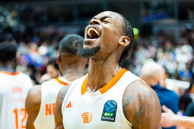 23 12 2025, xomx, Basketball EuroCup, Niners Chemnitz Besiktas JK Istanbul v l The game is over Cheers Score 97 95 Tyron Brewer Niners Chemnitz Chemnitz