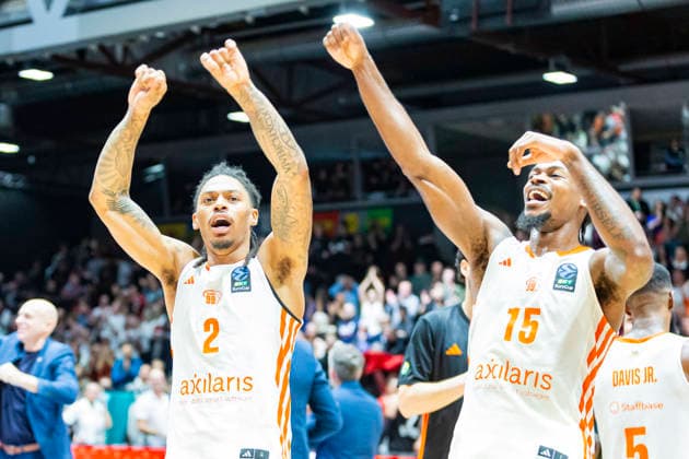 23 12 2025, xomx, Basketball EuroCup, Niners Chemnitz Besiktas JK Istanbul v l The game is over cheers score 97 95 Nike Sibande Niners Chemnitz and Tyron Brewer Niners Chemnitz Chemnitz