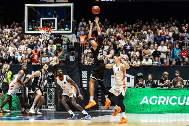 GER, BKT EuroCup, season 2025 2026, Niners Chemnitz Besiktas GAIN Istanbul 23 12 2025, Messe, Chemnitz, GER, BKT EuroCup, season 2025 2026, Niners Chemnitz Besiktas GAIN Istanbul Anthony Brown Besiktas GAIN Istanbul 21 , Yordan Minchev Niners Chemnitz, 91 Photo Alexander Trienitz Chemnitz Messe Sachsen Germany
