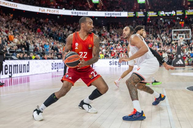 Isiaha Mike 22 FC Bayern Basketball , Ish Wainright 24 Hapoel IBI Tel Aviv , FC Bayern Basketball vs Hapoel IBI Tel Aviv, EuroLeague 18 Matchday, 23 12 2025 Munich Bavaria Germany Copyright: xkolbert-press UlrichxGamelx