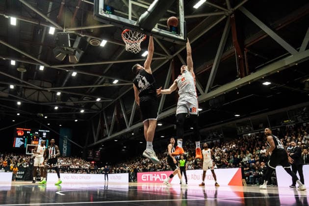GER, BKT EuroCup, Season 2025 2026, Niners Chemnitz Besiktas GAIN Istanbul 23 12 2025, Messe, Chemnitz, GER, BKT EuroCup, Season 2025 2026, Niners Chemnitz Besiktas GAIN Istanbul Yordan Minchev Niners Chemnitz, 91 , Ante Zizic Besiktas GAIN Istanbul 41 Photo Alexander Trienitz Chemnitz Messe Sachsen Germany