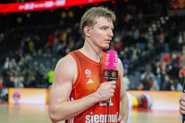 Justuz Hollatz (FC Bayern Basketball, 21) beim Interview nach dem Spiel, GER, FC Bayern Basketball vs. Hapoel Tel Aviv, Basketball, Euroleague, 18. Spieltag, Saison 2025 2026, 23.12.2025, GER, FC Bayern Basketball vs. Hapoel Tel Aviv, Basketball, Euroleague, 18. Spieltag, Saison 2025 2026, 23.12.2025 Muenchen Copyright: xEibner-Pressefoto JennixMaulx EP_JML