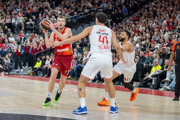 Andreas Obst 13 FC Bayern Basketball , Tomer Ginat 41 Hapoel IBI Tel Aviv , Tyler Ennis 11 Hapoel IBI Tel Aviv , FC Bayern Basketball vs Hapoel IBI Tel Aviv, EuroLeague 18 Matchday, 23 12 2025 Munich Bavaria Germany Copyright: xkolbert-press UlrichxGamelx
