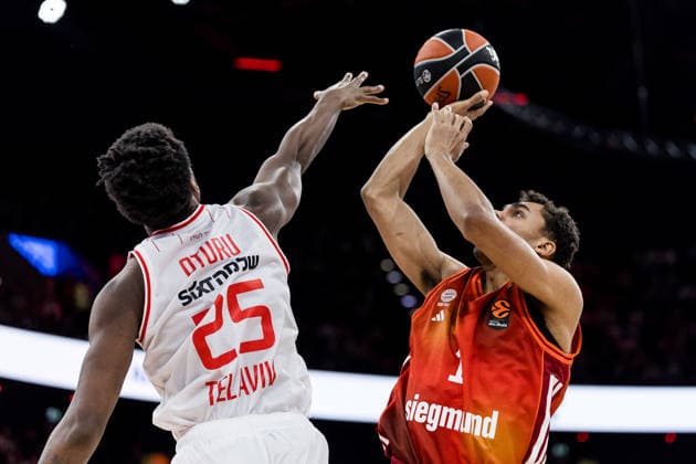 MUNICH, GERMANY - DECEMBER 23: Oscar da Silva (FC Bayern Muenchen, 1) controls the ball against Dan Oturu (Hapoel IBI Tel Aviv, 25) during the Turkish Airlines EuroLeague match between FC Bayern Muenchen vs. Hapoel IBI Tel Aviv at SAP Garden on round 18 of Turkish Airlines EuroLeague on December 23, 2025 in Munich, Germany. Bavaria Germany Copyright: xSteffiexWunderlx