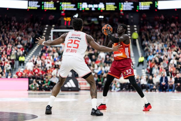 MUNICH, GERMANY - DECEMBER 23: Wenyen Gabriel (FC Bayern Muenchen, 32) controls the ball against Dan Oturu (Hapoel IBI Tel Aviv, 25) during the Turkish Airlines EuroLeague match between FC Bayern Muenchen vs. Hapoel IBI Tel Aviv at SAP Garden on round 18 of Turkish Airlines EuroLeague on December 23, 2025 in Munich, Germany. Bavaria Germany Copyright: xSteffiexWunderlx
