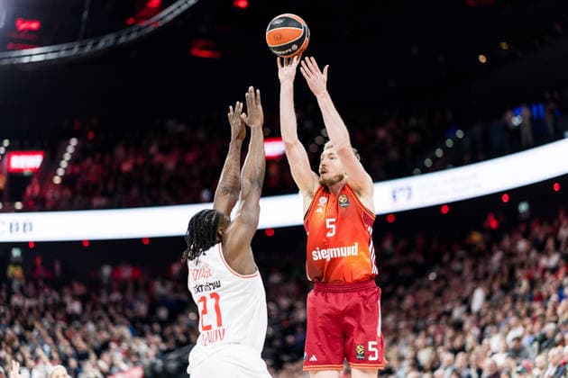MUNICH, GERMANY - DECEMBER 23: Niels Giffey (FC Bayern Muenchen, 5) shoots the ball over Tai Odiase (Hapoel IBI Tel Aviv, 21) during the Turkish Airlines EuroLeague match between FC Bayern Muenchen vs. Hapoel IBI Tel Aviv at SAP Garden on round 18 of Turkish Airlines EuroLeague on December 23, 2025 in Munich, Germany. Bavaria Germany Copyright: xSteffiexWunderlx