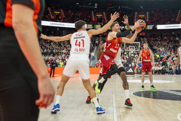 Tomer Ginat 41 Hapoel IBI Tel Aviv , Andreas Obst 13 FC Bayern Basketball , FC Bayern Basketball vs Hapoel IBI Tel Aviv, EuroLeague 18 Matchday, 23 12 2025 Munich Bavaria Germany Copyright: xkolbert-press UlrichxGamelx