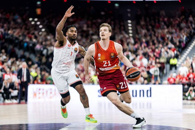 MUNICH, GERMANY - DECEMBER 23: Justus Hollatz (FC Bayern Muenchen, 21) controls the ball against Chris Jones (Hapoel IBI Tel Aviv, 1) during the Turkish Airlines EuroLeague match between FC Bayern Muenchen vs. Hapoel IBI Tel Aviv at SAP Garden on round 18 of Turkish Airlines EuroLeague on December 23, 2025 in Munich, Germany. Bavaria Germany Copyright: xSteffiexWunderlx