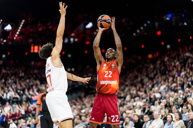 MUNICH, GERMANY - DECEMBER 23: Isiaha Mike (FC Bayern Muenchen, 22) shoots the ball over Collin Malcolm (Hapoel IBI Tel Aviv, 17) during the Turkish Airlines EuroLeague match between FC Bayern Muenchen vs. Hapoel IBI Tel Aviv at SAP Garden on round 18 of Turkish Airlines EuroLeague on December 23, 2025 in Munich, Germany. Bavaria Germany Copyright: xSteffiexWunderlx